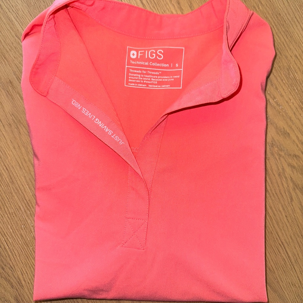 FIGS | WOMEN'S RAFAELA TOP [HOT CORAL]